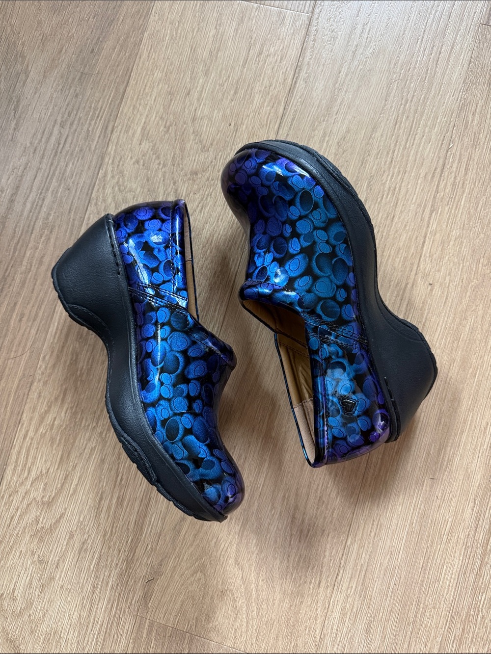 Nurse Mates Bryar Slip-On Nursing Clogs in Iridescent Blue / Black Size 9